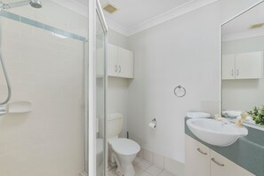 Apartment | Bathroom - Comfortable Stay With Pool Access (Brisbane)