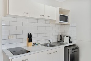Apartment | Private kitchen - Comfortable Stay With Pool Access (Brisbane)