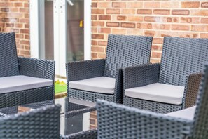 Terrace/patio - Elephant & Castle Home 3BR/1.5BA with Garden & Pool Table – Central London (London)