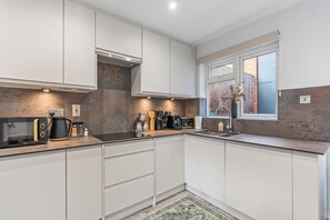 Private kitchen - Elephant & Castle Home 3BR/1.5BA with Garden & Pool Table – Central London (London)
