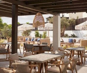 Outdoor dining - MarLau Macenas (Mojacar)