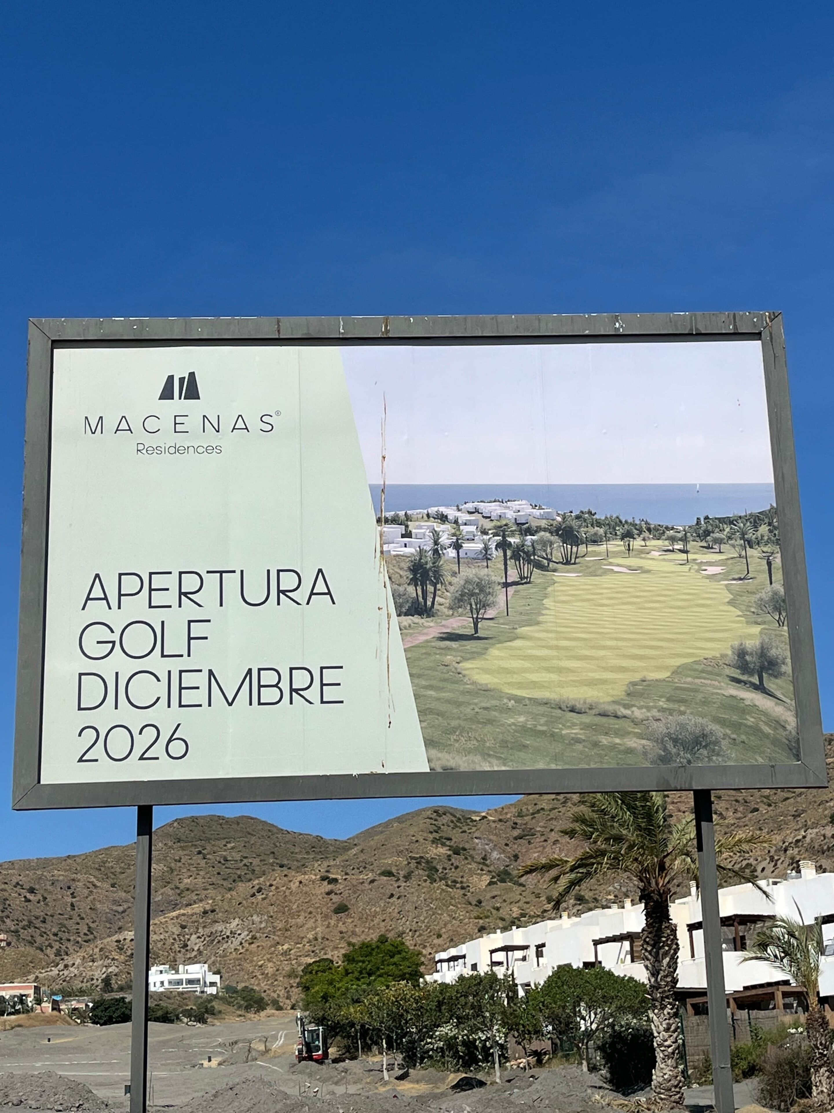 Un anuncio de una inauguración de campo de golf en 2026.