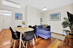 Unclassified image, 3 of 10, button - Sweet Dreams Cottage - Wifi, Netflix + Courtyard (Invermay)