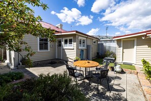 Outdoor dining - Sweet Dreams Cottage - Wifi, Netflix + Courtyard (Invermay)