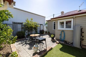 Unclassified image, 5 of 10, button - Sweet Dreams Cottage - Wifi, Netflix + Courtyard (Invermay)