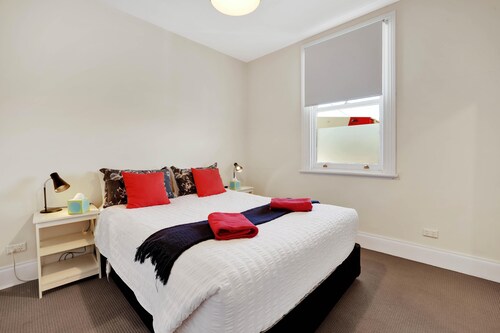 Sweet Dreams Cottage - Wifi, Netflix + Courtyard