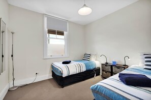3 bedrooms, iron/ironing board, WiFi, bed sheets - Sweet Dreams Cottage - Wifi, Netflix + Courtyard (Invermay)