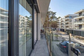 Property grounds - Cozy Apartment with Balcony | Parking | 800 m to the Beach (Międzywodzie)