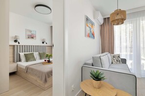 1 bedroom, iron/ironing board, travel cot, WiFi - Cozy Apartment with Balcony | Parking | 800 m to the Beach (Międzywodzie)