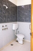 Chuveiro, chuveiro com efeito de chuva, toalhas de banho, sabonete