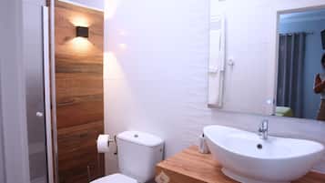 Secador de pelo, toallas, jabón, shampoo