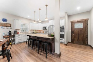 Interior - Kokomo Kove Hot Tub, Views (Branson)