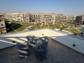 Outdoor dining - Sodic Vilette Units - Mynt Hospitality (New Cairo)