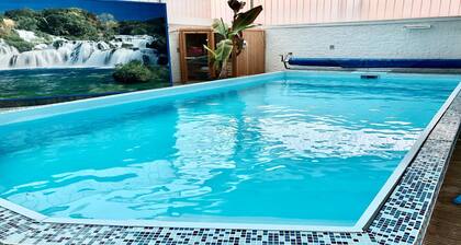 Stilvolles Ferienhaus mit beheiztem Indoor-Pool – 2 Minuten zum Sandstrand