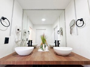 Hair dryer, towels, soap, shampoo - Ocean View! 2 Beds 2 Baths Perfect Location! - Near Beach! (San Juan)