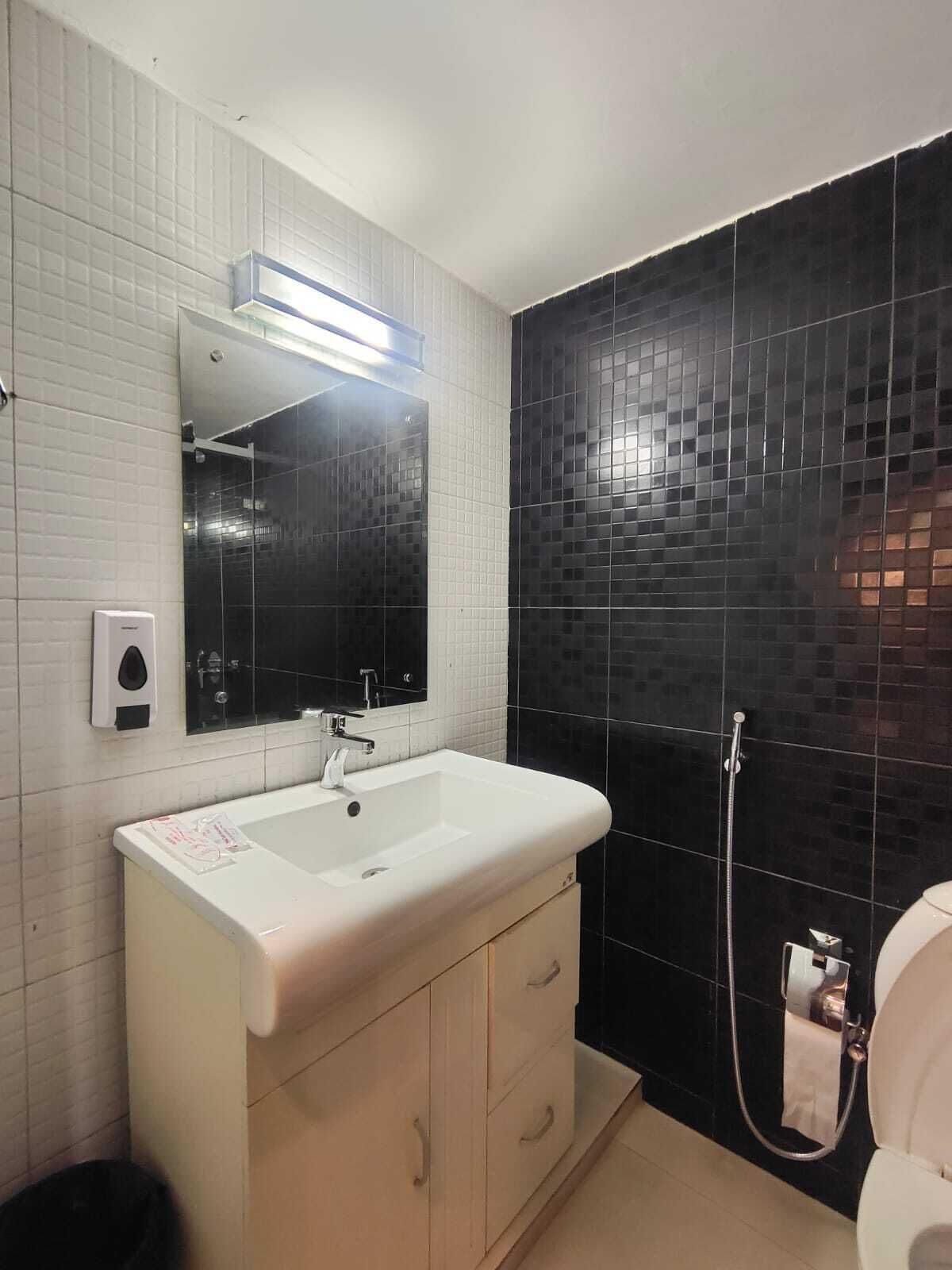 Shower, rainfall showerhead, free toiletries, towels