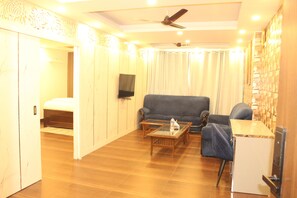 Superior Room | Egyptian cotton sheets, premium bedding, down comforters - Hotel Shyama International (New Delhi)