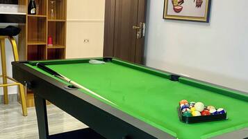 Familie appartement, balkon, uitzicht op stad | Spelletjeskamer