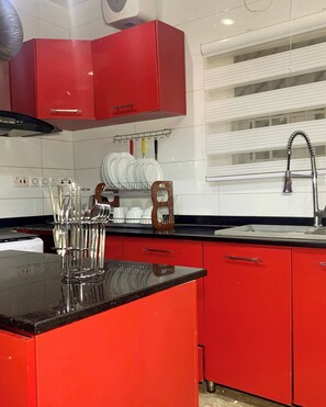 Apartament familiar, balcó, vistes a la ciutat | Cuina privada