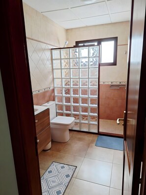 Bathroom - La Caracola, peaceful apartment with incredible views (La Santa)