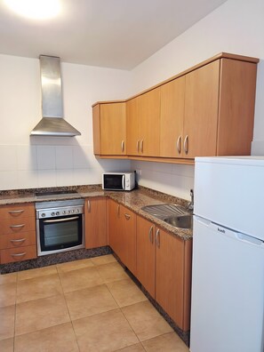 Frigorífico, microondas, horno y placa de cocina