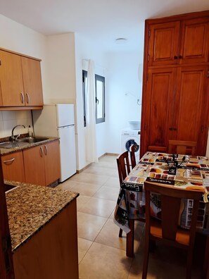 Frigorífico, microondas, horno y placa de cocina