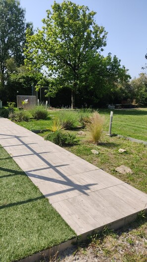 Property grounds - Charming vacation rental studio, countryside, large garden, beach 15 minutes away (Saint-Malo-de-Guersac)