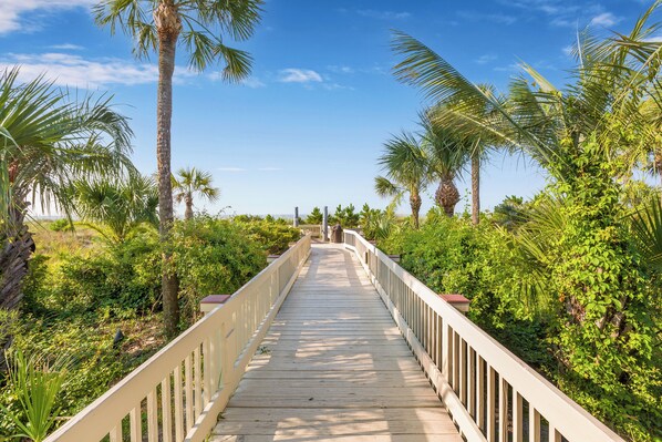 Property grounds - 233 Breakers: Oceanfront Villa! 1BD/1BA/Sleeps 6 (Hilton Head Island)