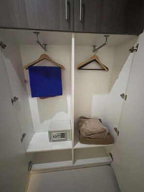 Ein Schrank mit zwei Fächern, jeweils mit Kleiderbügel und Ablagefläche.