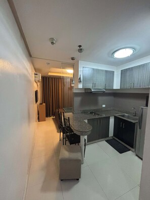 Private kitchen - Cozy 1-bedroom condo in perfect Manila with AC pool and fitness (Manila)