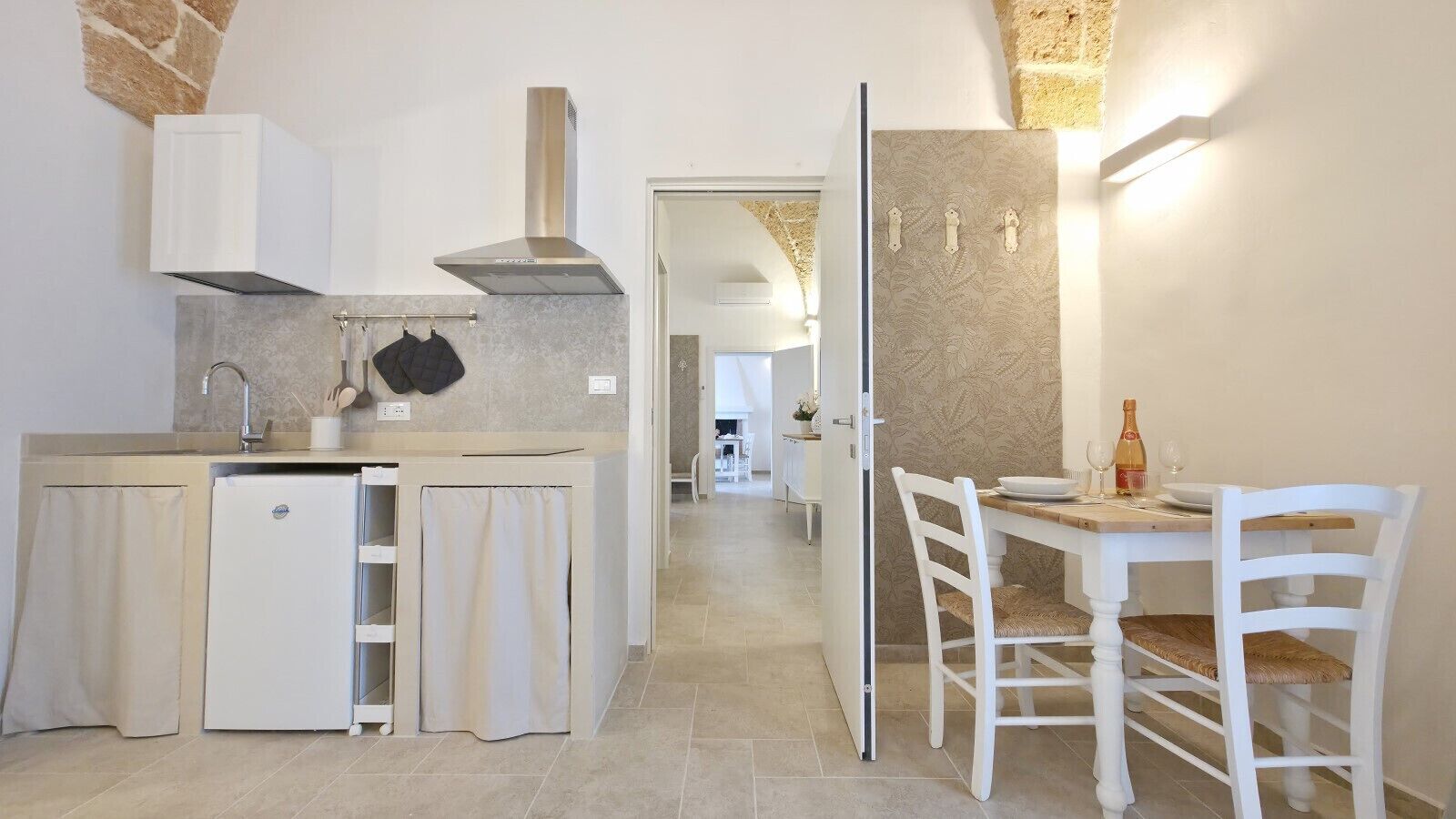 Kühlschrank, Mikrowelle, Wasserkocher mit Kaffee-/Teezubehör