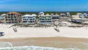 Una propiedad frente a la playa con varias casas, una playa y vistas al océano.