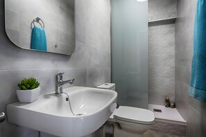 Douche, sèche-cheveux, serviettes fournies