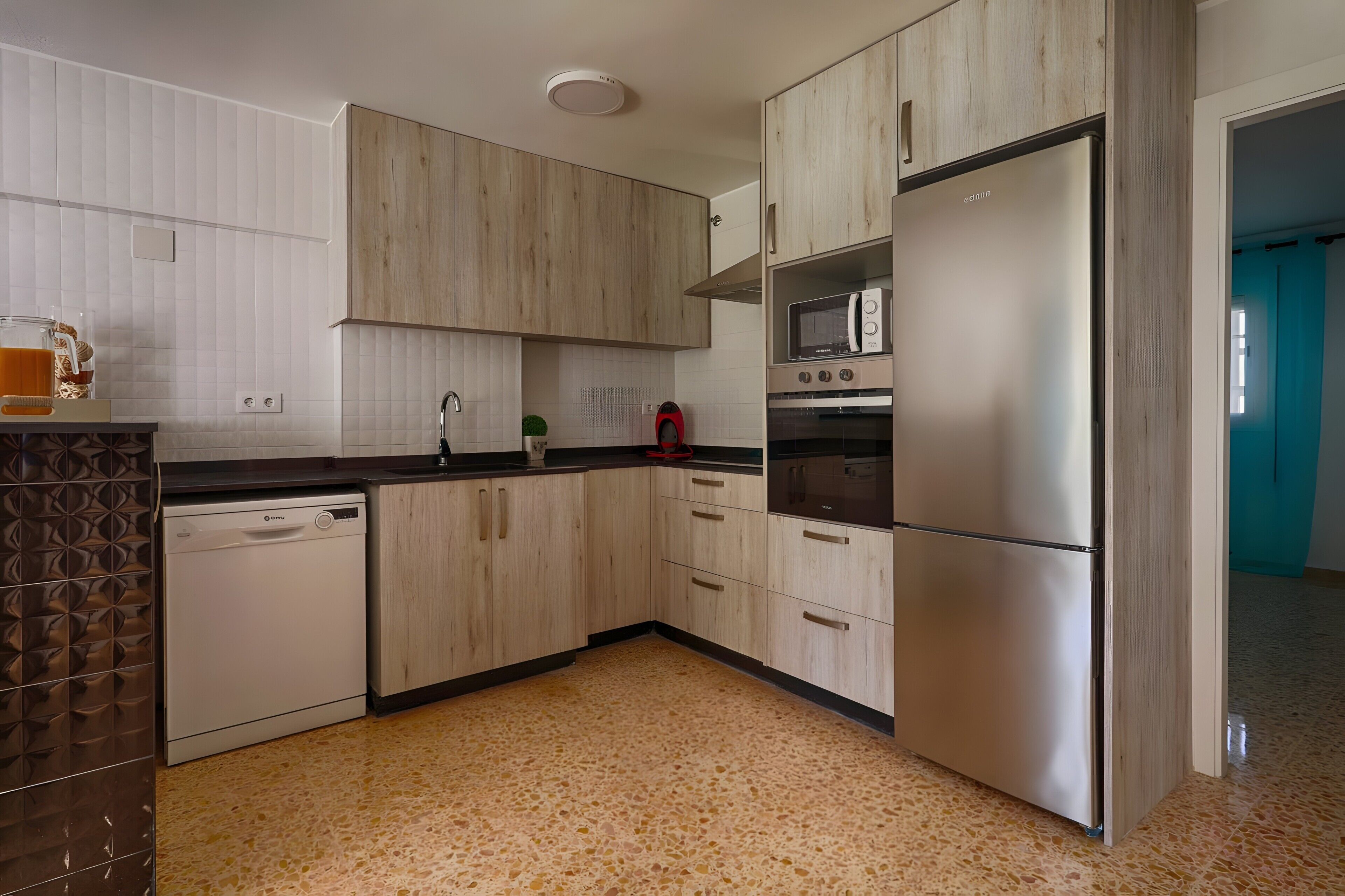 Frigorifero, microonde, forno, piano cottura