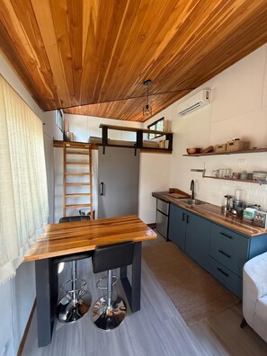 Réfrigérateur, micro-ondes, plaque de cuisson, cafetière/bouilloire