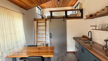 Cafetera/tetera, refrigerador, microondas, placa de cocina