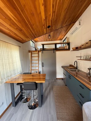 Kühlschrank, Mikrowelle, Herdplatte, Wasserkocher mit Kaffee-/Teezubehör