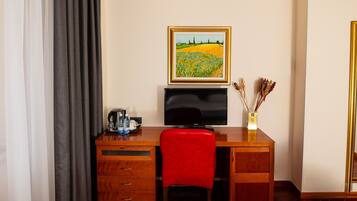 Deluxe-Doppel- oder -Zweibettzimmer, Stadtblick | Zimmersafe, schallisolierte Zimmer, Bügeleisen/Bügelbrett