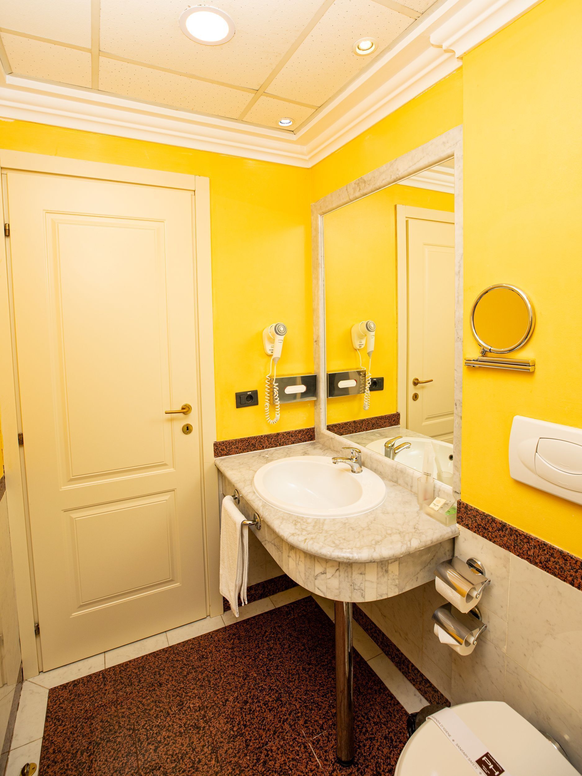 Deluxe Double or Twin Room, City View | Bathroom