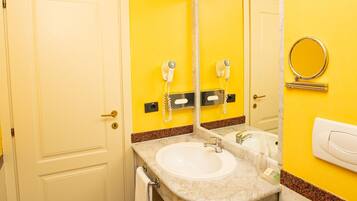 Deluxe Double or Twin Room, City View | Bathroom