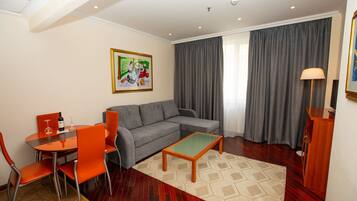 Suite Familiale, vue ville | Coin séjour