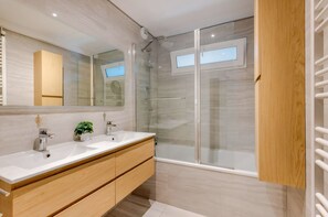Towels, toilet paper - F4 77 mp2 new home automation near station & bus Luxembourg (Thionville)