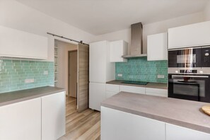 Refrigerador, microondas, horno y parrilla de estufa 