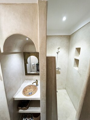Twin Room with separate private bathroom | 浴室 | 淋浴设施、免费洗浴用品、吹风机、毛巾