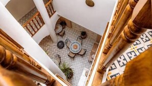 A staircase with wooden railings and a patterned floor. - Riad Dar Ganne (Essaouira)