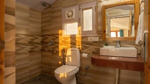 Un baño con inodoro, lavamanos y ducha.