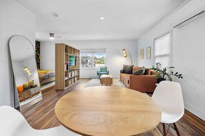 Smart TV - Walkable Church Hill Cottage in Richmond, VA, provides your home away from home (Richmond)