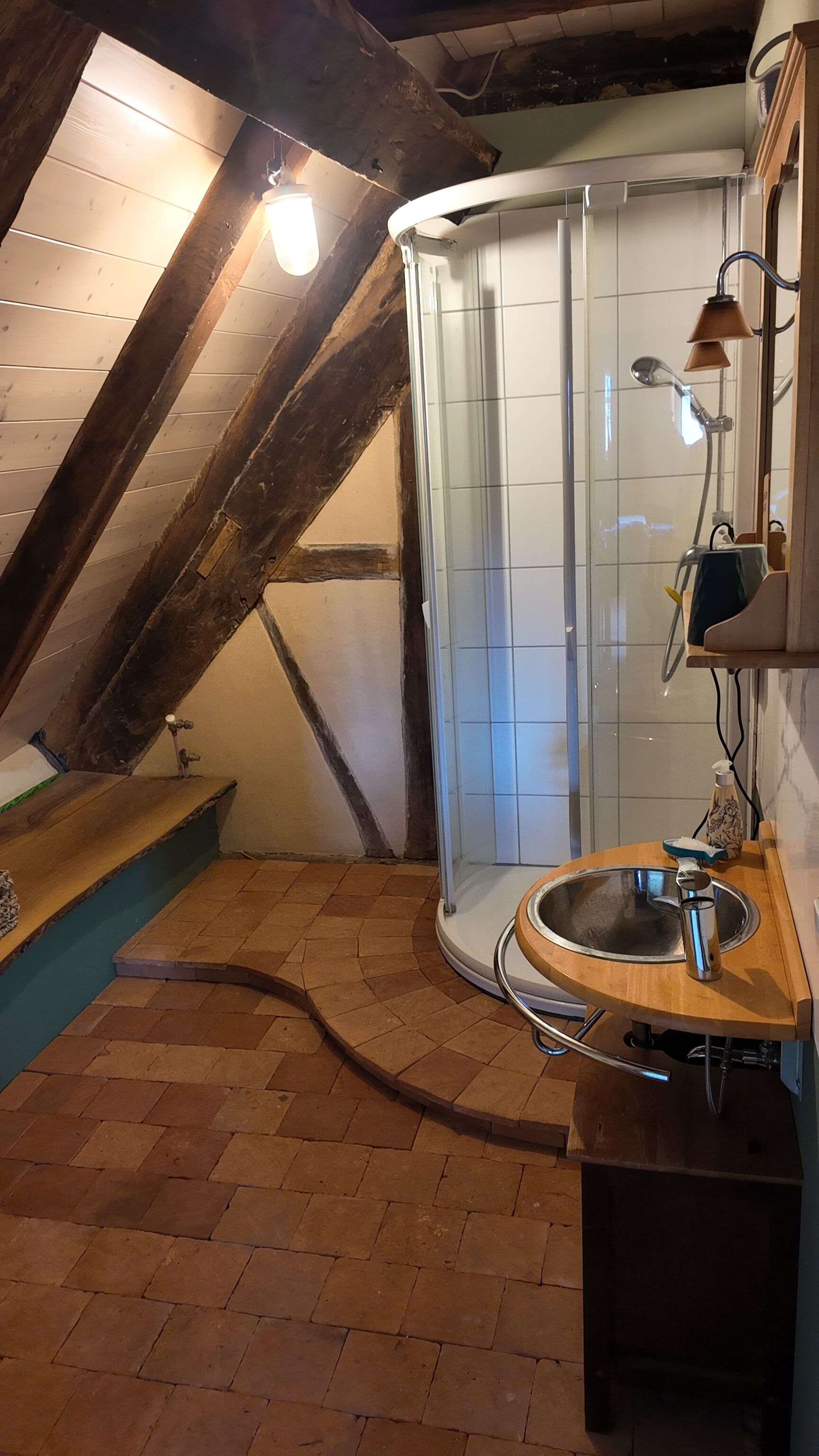 Douche, sèche-cheveux, serviettes fournies, savon
