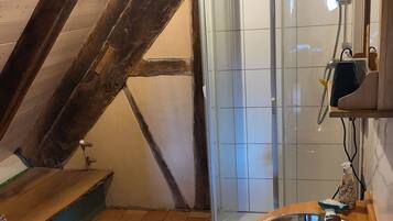 Douche, sĂšche-cheveux, serviettes fournies, savon