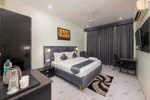 Desk, laptop workspace, free WiFi - La Comfort By shrpl (Gurugram)